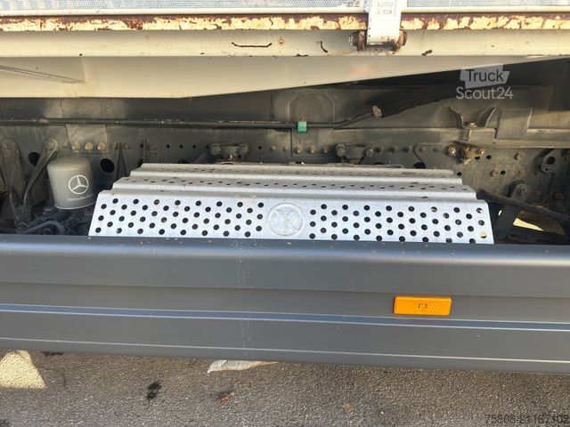 Camión volquete MERCEDES-BENZ Atego 1224 Kipper Kran Hiab XS 077 AHK Klima