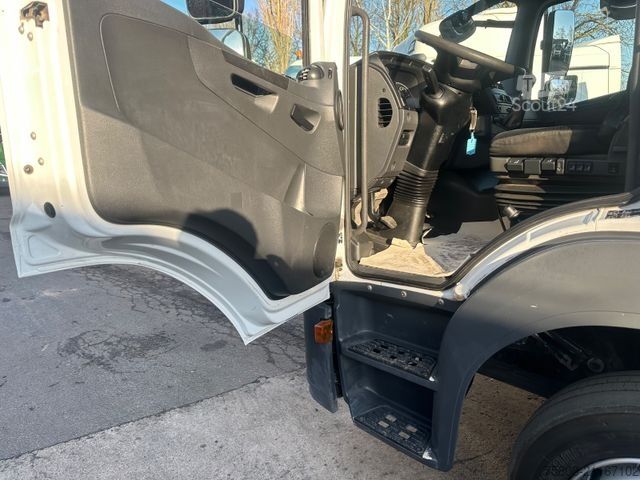 Camión volquete MERCEDES-BENZ Atego 1224 Kipper Kran Hiab XS 077 AHK Klima