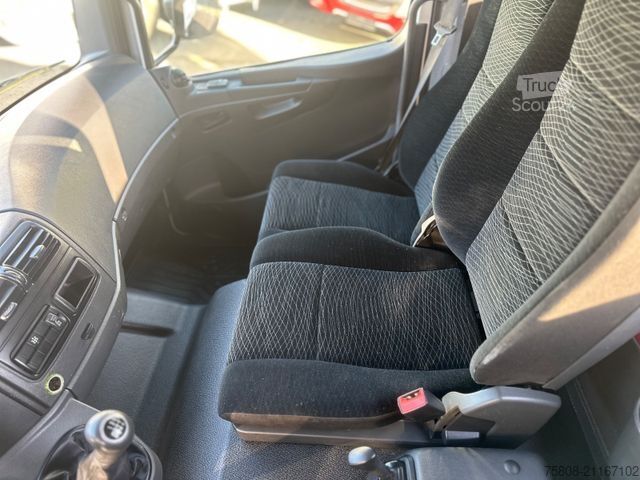 Camión volquete MERCEDES-BENZ Atego 1224 Kipper Kran Hiab XS 077 AHK Klima