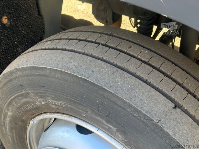 Camión volquete MERCEDES-BENZ Atego 1224 Kipper Kran Hiab XS 077 AHK Klima