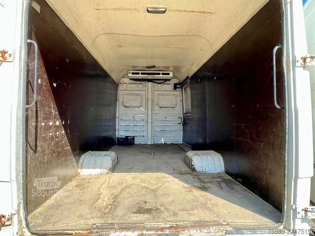 Fourgon tôlé Mercedes-Benz Vario 812 D manual pomp, cooler THERMOKING