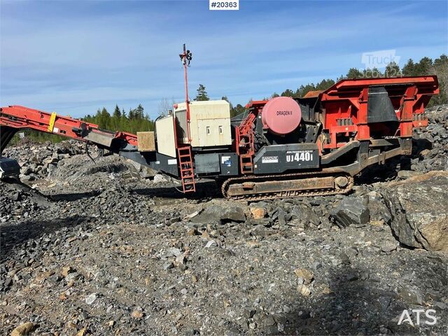 Puinbreker Sandvik UJ440i crusher w/ side conveyor and magnet