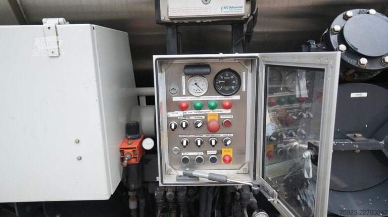Zuigvoertuig Mercedes-Benz AXOR 2728 6x2 vacuum suck and pressure tank 206...