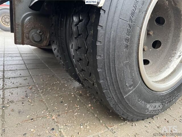 Kovček Ekeri box semi-trailer with full side opening and tail l