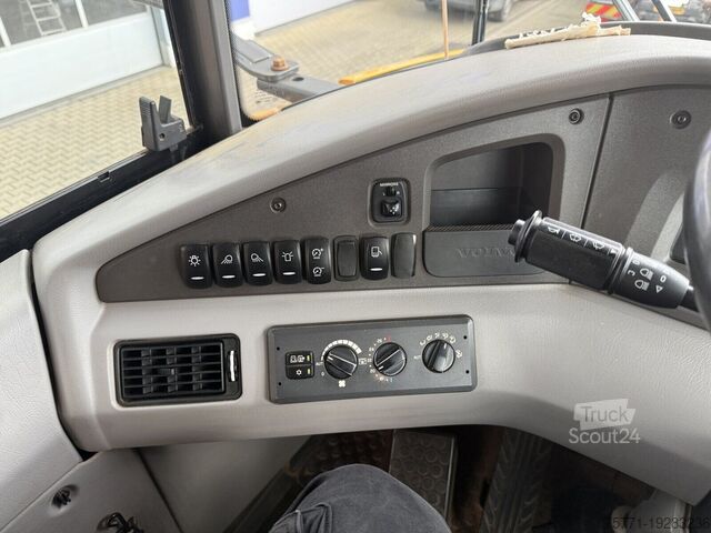 Pašizgāzējs Volvo A25G 6x6 WOZIDŁO