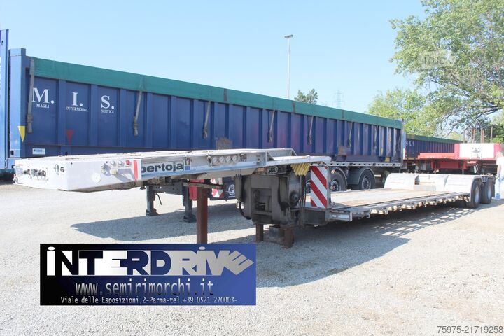 Dieplader oplegger voor het transport van bouwmachines bertoja semirimorchio culla allunagabile 2 assi