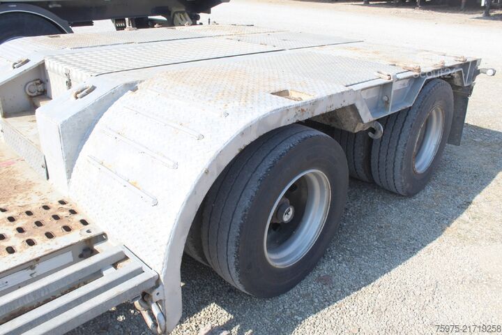 Dieplader oplegger voor het transport van bouwmachines bertoja semirimorchio culla allunagabile 2 assi