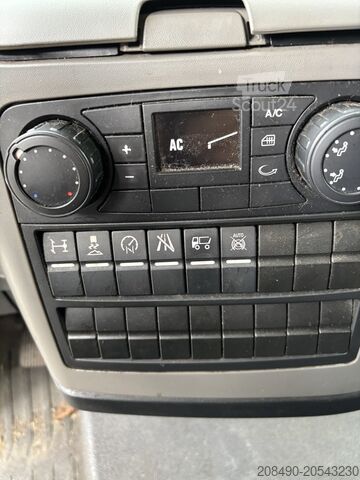 Transportieris ar kravas kasti, aizmugurējo pacēlāju, BL, 2x piekabes āķis MAN TGL 8.190 BL