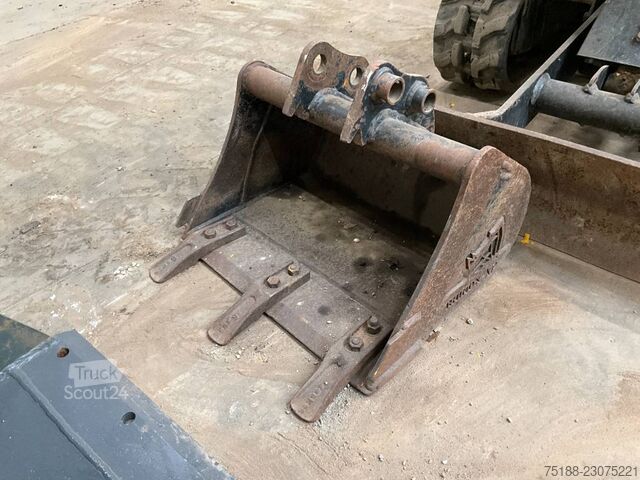  JCB 8008