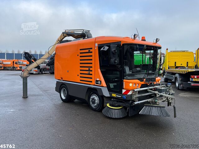 Veegmachine Ravo 580 Euro 6 with 3-rd brush