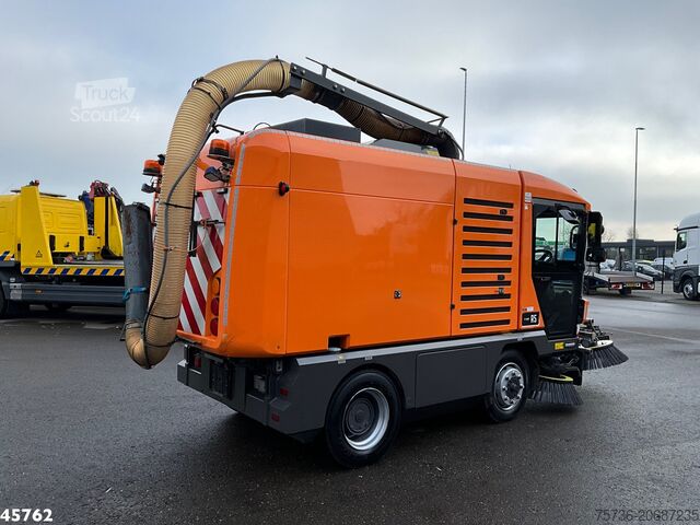 Veegmachine Ravo 580 Euro 6 with 3-rd brush