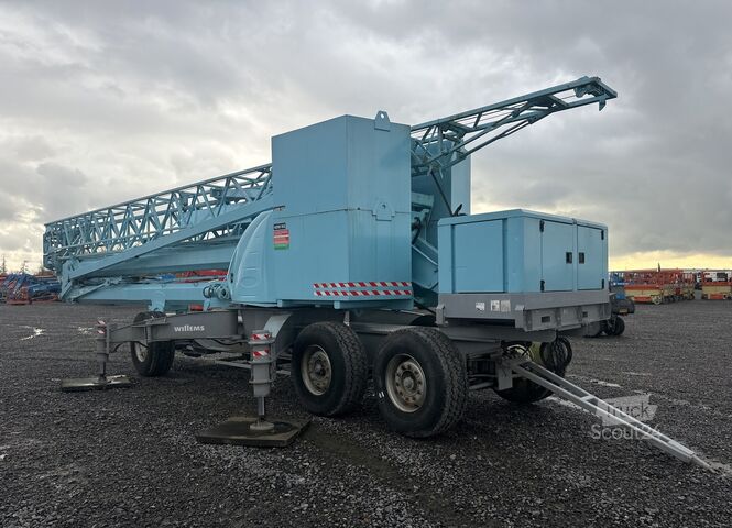 Grue à tour automontante mobile Potain IGO32 Tri/A Mobile self-erecting tower c