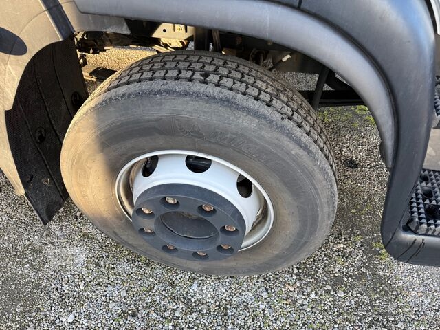 Κλειστό φορτηγό με υδραυλική ράμπα φόρτωσης IVECO EUROCARGO 160-280