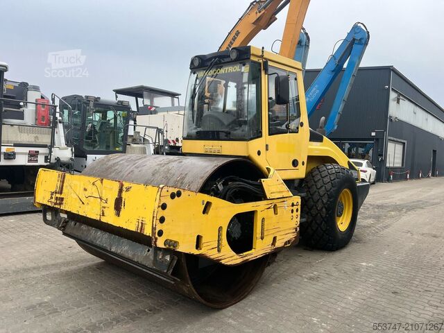 Enkele wals BOMAG BW 213 DH-4