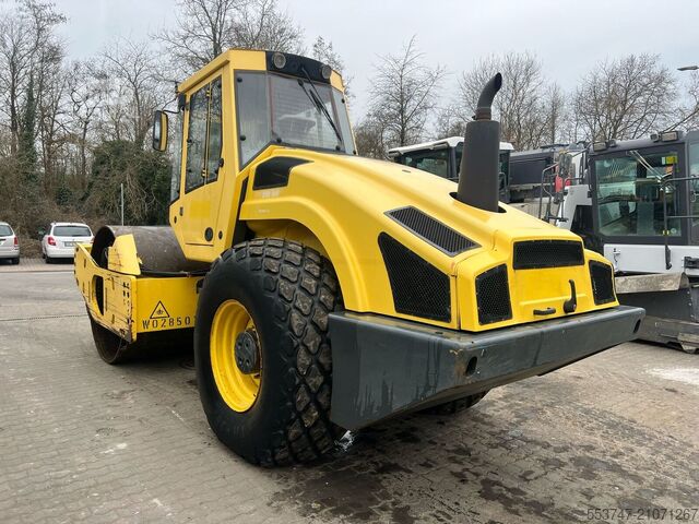 Enkele wals BOMAG BW 213 DH-4