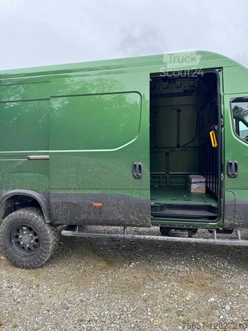 Samochód dostawczy Iveco 305er Bereifung DAILY 70 S 18H A8 4x4 WX - Kastenwagen H3