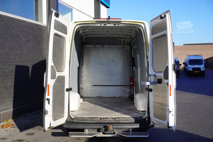 Furgone Volkswagen Crafter 2.0 TDI 140PK L3H3 EURO 6 - Airco - Nav...