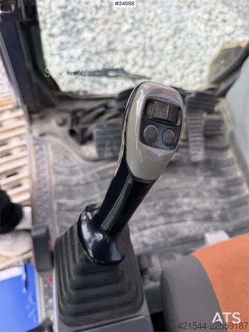 Raupenbagger Doosan DX300 LC-5 excavator with digging bucket