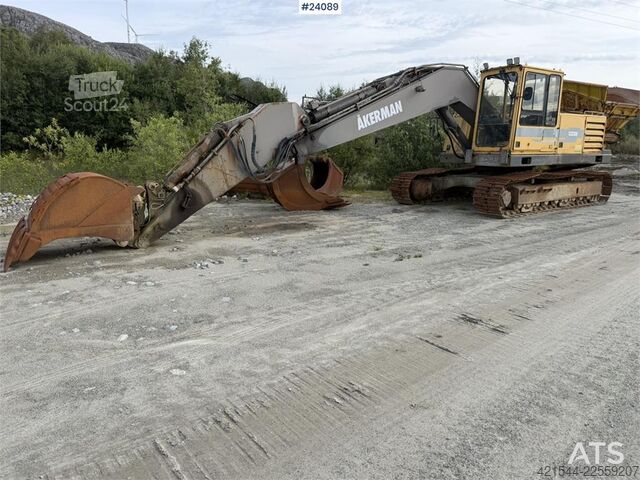 Lánctalpas kotrógép Volvo EC230B excavator with a digging bucket