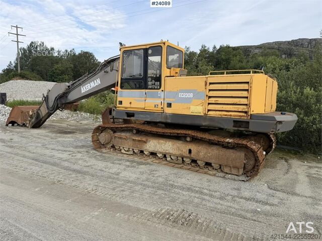 Lánctalpas kotrógép Volvo EC230B excavator with a digging bucket