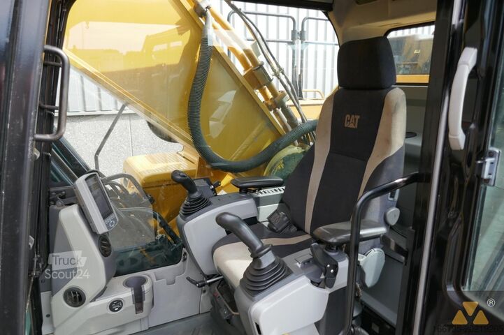 الحفارة الزاحفة Caterpillar 352F
