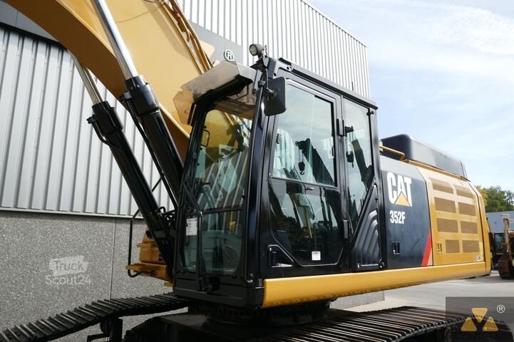 الحفارة الزاحفة Caterpillar 352F