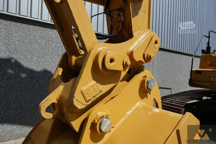 Paletli ekskavatör Caterpillar 320FL