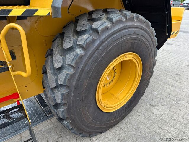 Hjullastare CATERPILLAR 930M Radlader mit Schaufel 2.090 BTH