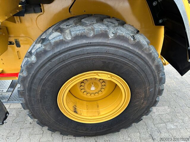 Hjullastare CATERPILLAR 930M Radlader mit Schaufel 2.090 BTH