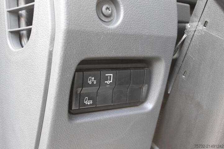 Autocarro con cassone Mercedes-Benz Atego 1218 E6  Koffer   Rolltor+LBW   nur 79 Tkm!