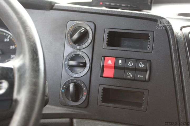 Autocarro con cassone Mercedes-Benz Atego 1218 E6  Koffer   Rolltor+LBW   nur 79 Tkm!