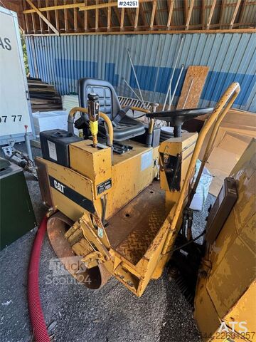Veltnis Caterpillar CB-214B Vibratory Roller