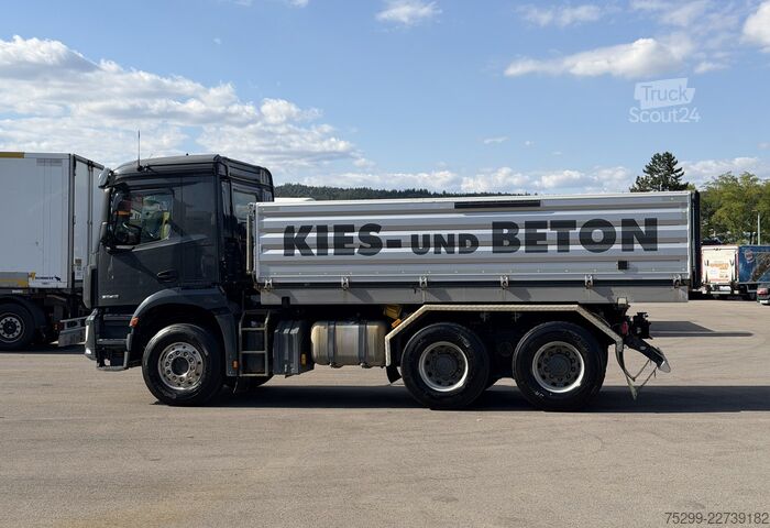 Camion ribaltabile trilaterale Mercedes-Benz Arocs 2646 6x4 3-Seitenkipper Schwarzmüller