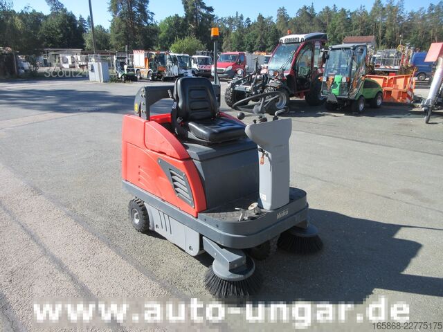 Veegmachine Hako Jonas 980VH Benzin Parkplatzkehrmaschine