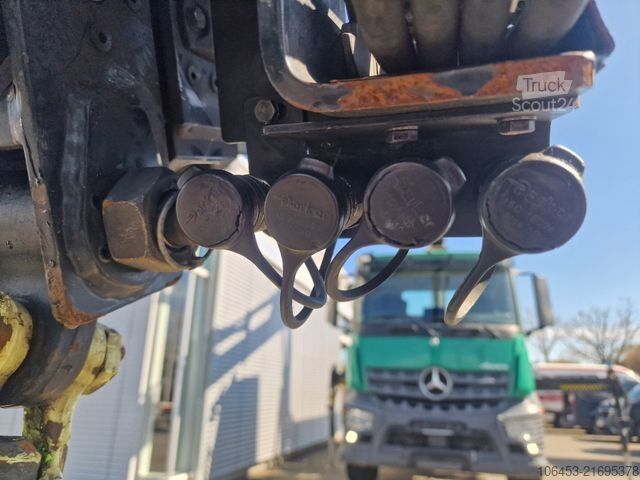 Tre-sidet tipbil MERCEDES-BENZ Arocs 1843 Kipper/Kran/Funk/77000KM