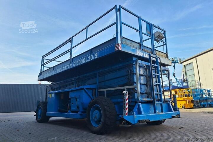 Elevador de tijera Holland Lift Megastar G300DL30/S Diesel, 4x4x4 Drive, 33.5m Wor
