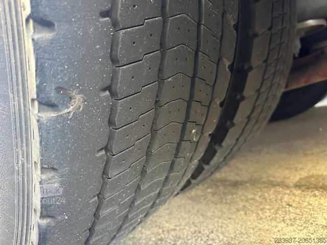 вантажівка з платформою і брезентом IVECO AD190S36