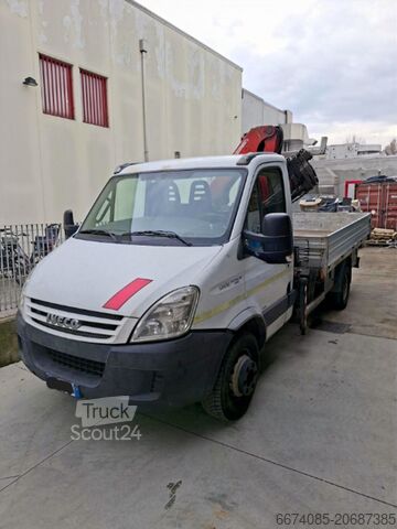 Furgone con gru montata su autocarro Iveco Daily 65C