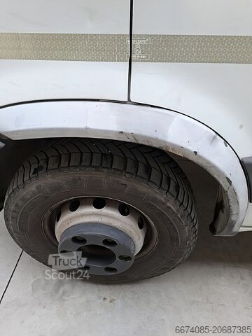 Furgone con gru montata su autocarro Iveco Daily 65C