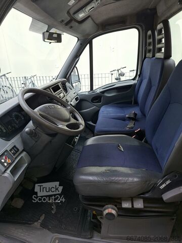 Furgone con gru montata su autocarro Iveco Daily 65C