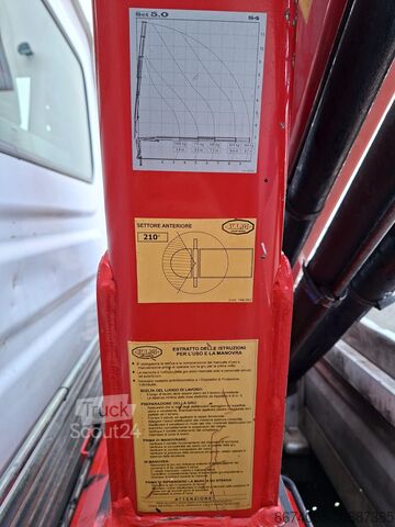 Furgone con gru montata su autocarro Iveco Daily 65C