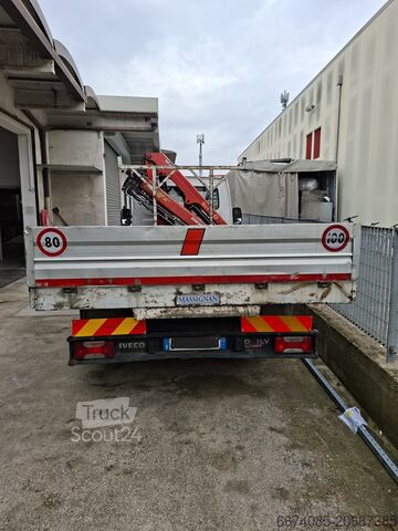 Furgone con gru montata su autocarro Iveco Daily 65C
