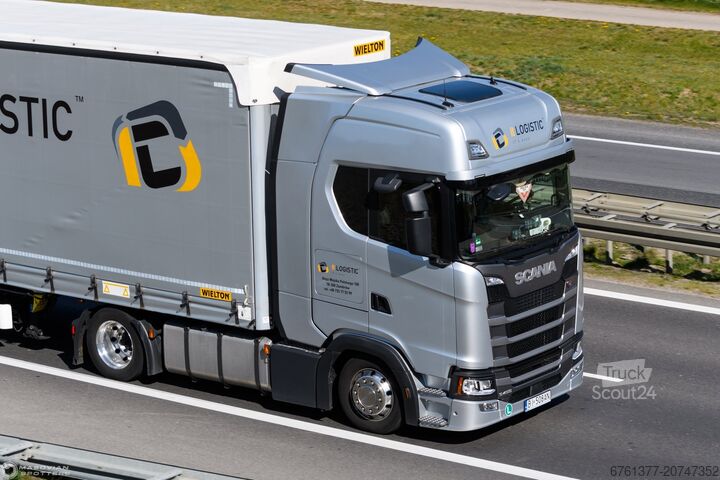 Ciągnik siodłowy typu volume SCANIA S450