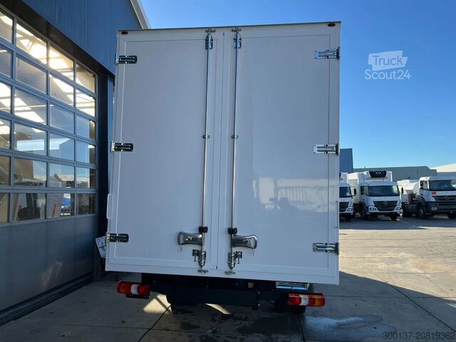 čemodāns Mercedes-Benz Accelo 915 4x2 Closed Cargo Truck
