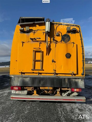Gatvių valymo mašina Volvo FM9 4x2 sweeper truck w/ Beam sweeper S7000 superc