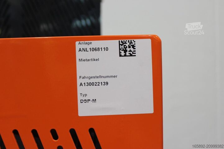 Vrachtwagen met hoogwerker JLG DSP-M