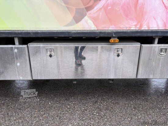 Полуремарке-фургон  K.M.A HOLLAND KM02 KG, VERKAUFSKOFFER MIT KüCHE,  RECHTS TERRASSE AUSKLAPPBAR, SHOWTRAILER