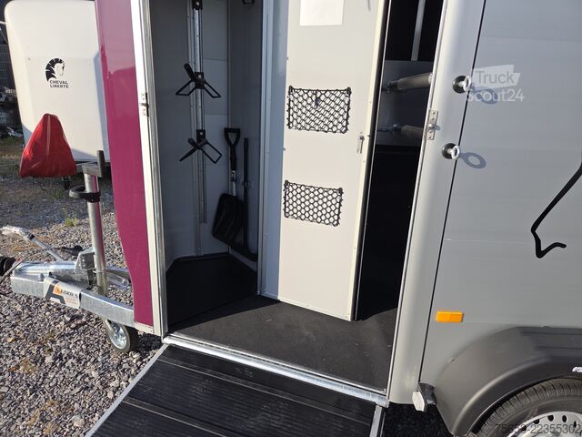 Hestetransporttrailer Cheval Liberté Touring Country 2,6t berry Sattelschrank