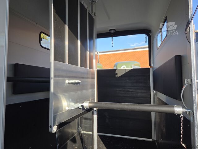 Hestetransporttrailer Cheval Liberté Touring Country 2,6t berry Sattelschrank