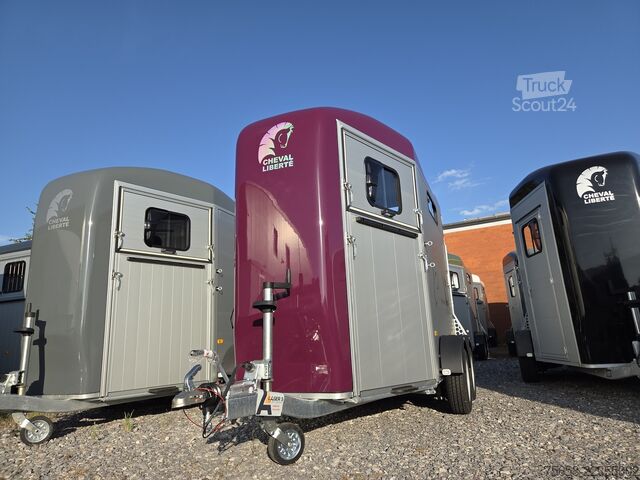 Hestetransporttrailer Cheval Liberté Touring Country 2,6t berry Sattelschrank